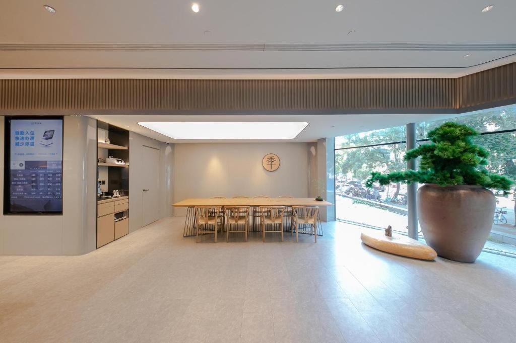 Ji Zhongguancun Suzhou Bridge Hotel 3*